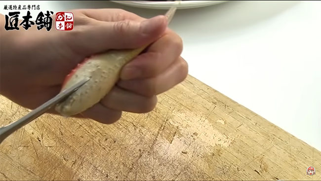 カニの爪先を切っている所